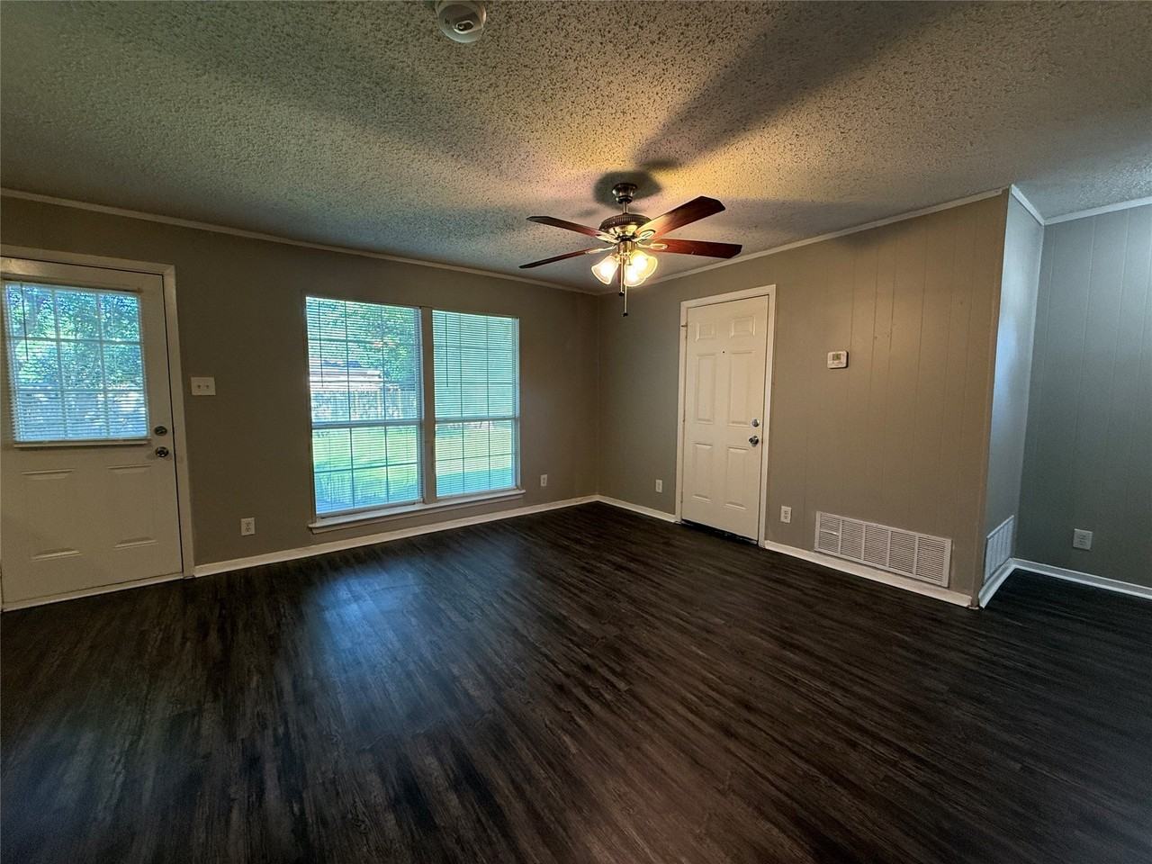 303 Ridgefield Cir - Photo 7 of 17