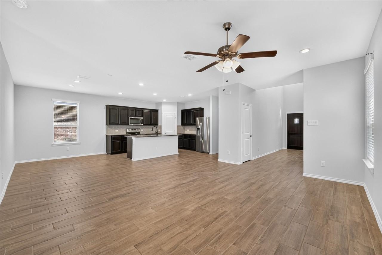 3304 Shortgrass Ln - Photo 3 of 19