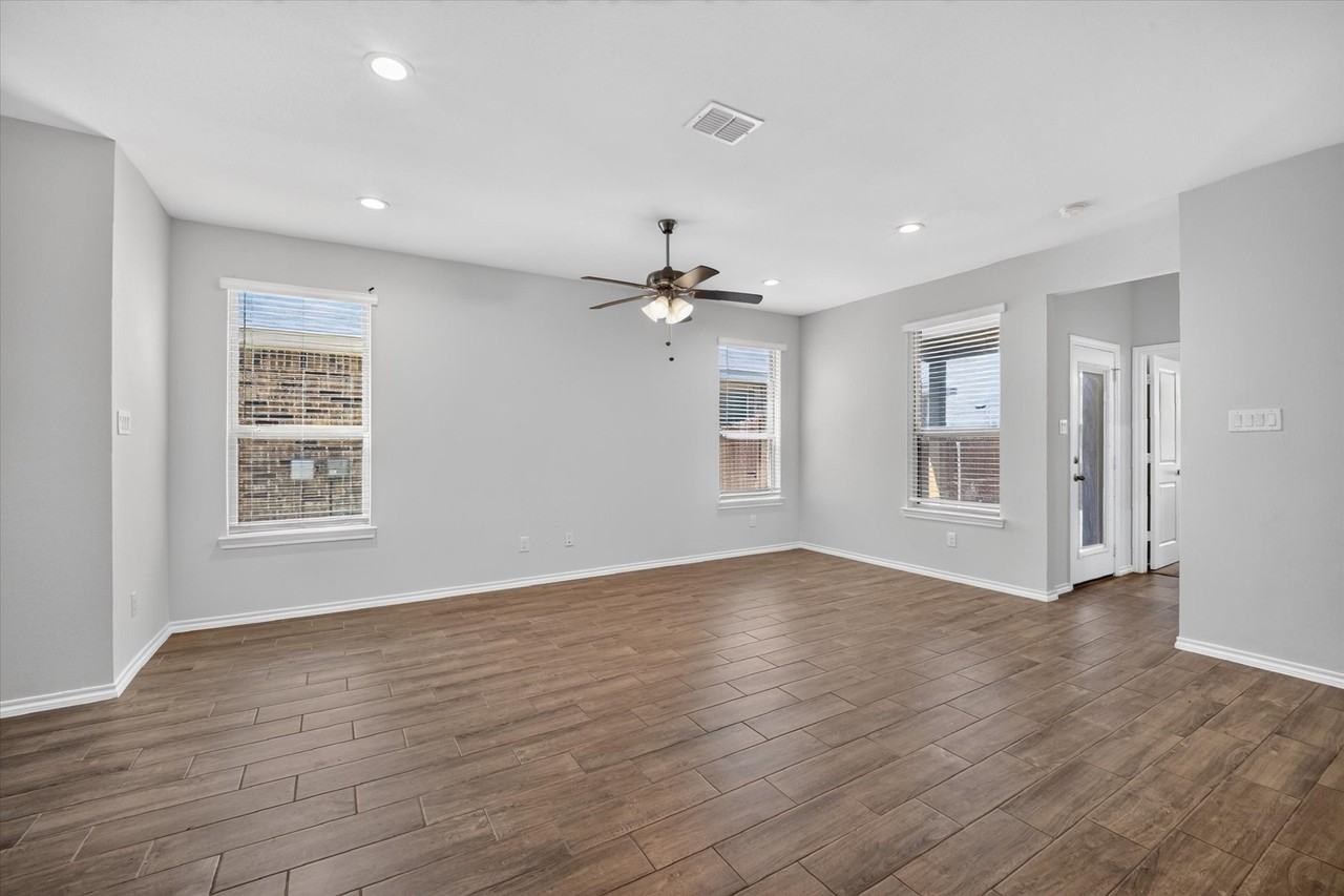 3304 Shortgrass Ln - Photo 5 of 19