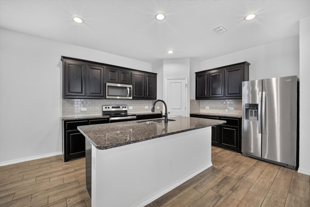 3304 Shortgrass Ln - Photo 7 of 19