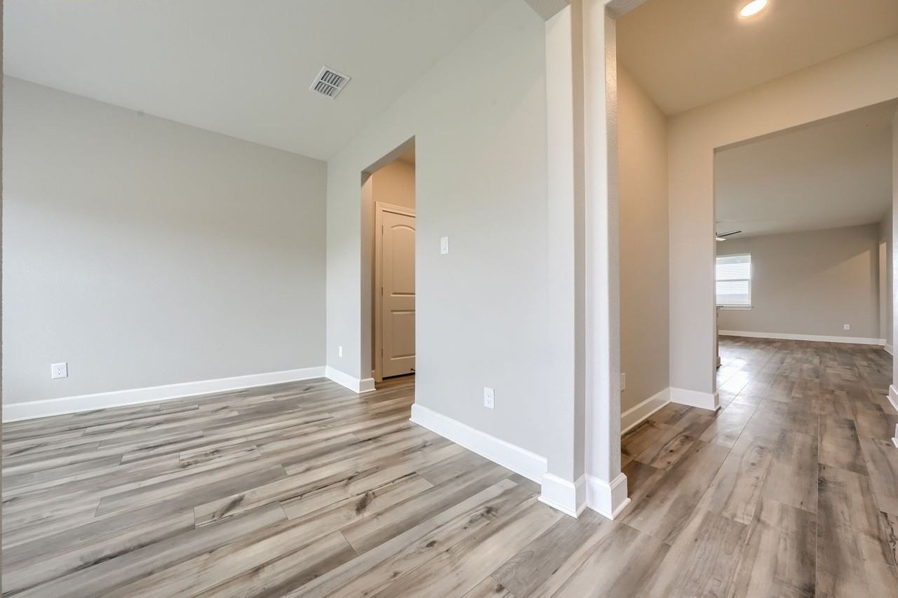 909 Emerson Dr - Photo 3 of 25