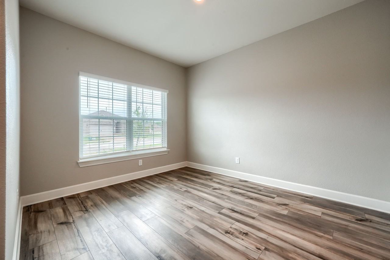909 Emerson Dr - Photo 4 of 25