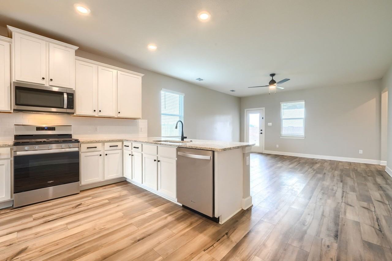 909 Emerson Dr - Photo 5 of 25