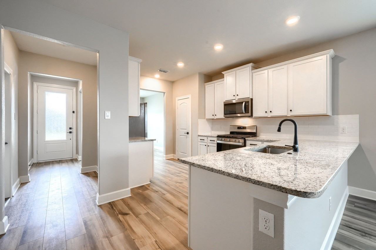 909 Emerson Dr - Photo 6 of 25