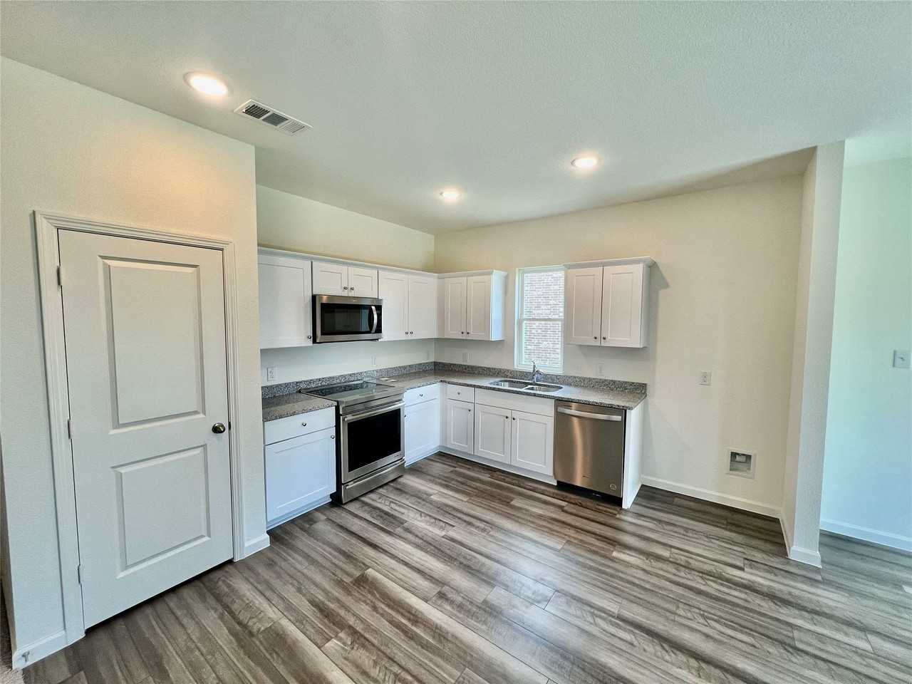 3008 Lacebark Ct - Photo 4 of 17