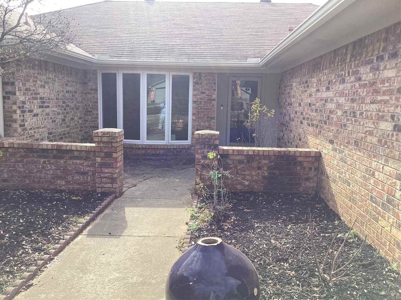 2841 Southridge Dr - Photo 2 of 32