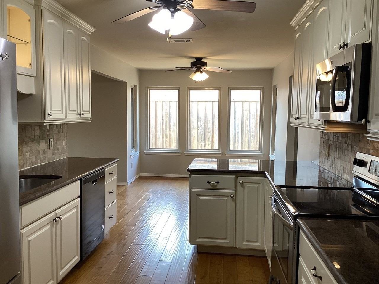 2841 Southridge Dr - Photo 3 of 32