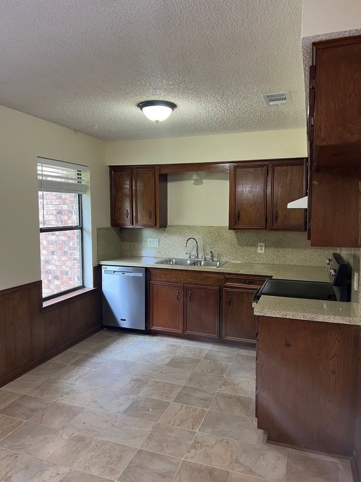 404 Renfro St - Photo 3 of 11