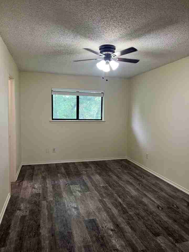 404 Renfro St - Photo 6 of 11
