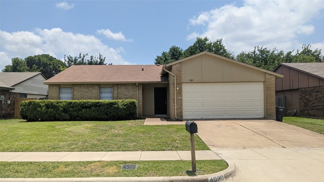 4020 Blue Flag Ln