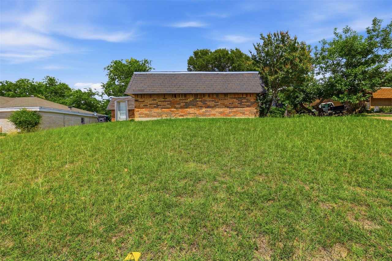 6811 Trail Lake Dr - Photo 2 of 26