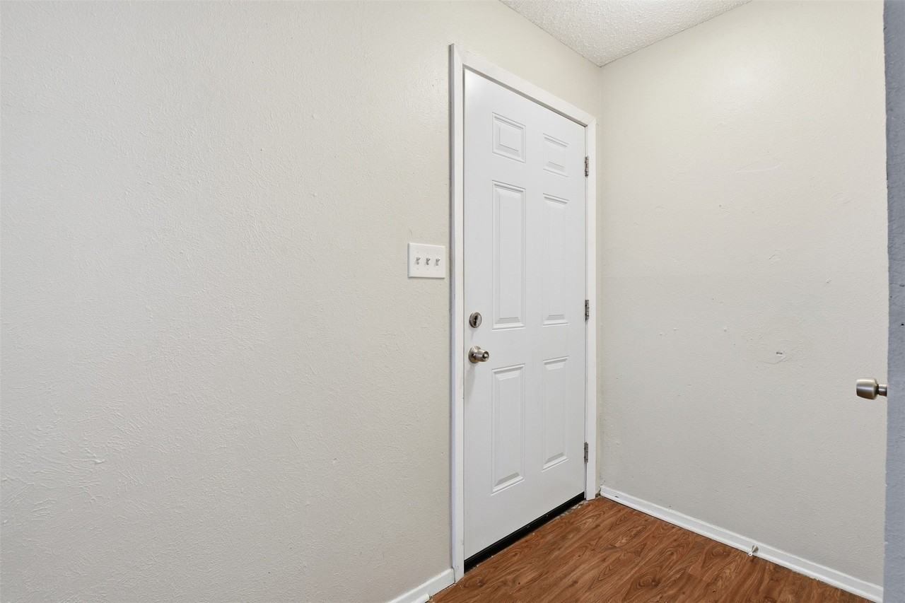 6811 Trail Lake Dr - Photo 5 of 26