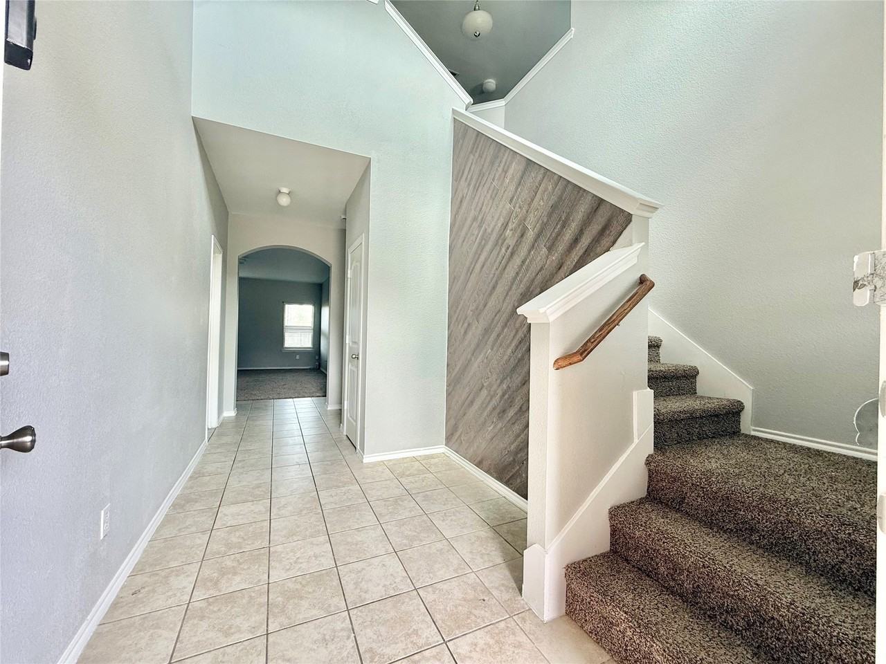 251 Cyrus St - Photo 4 of 36