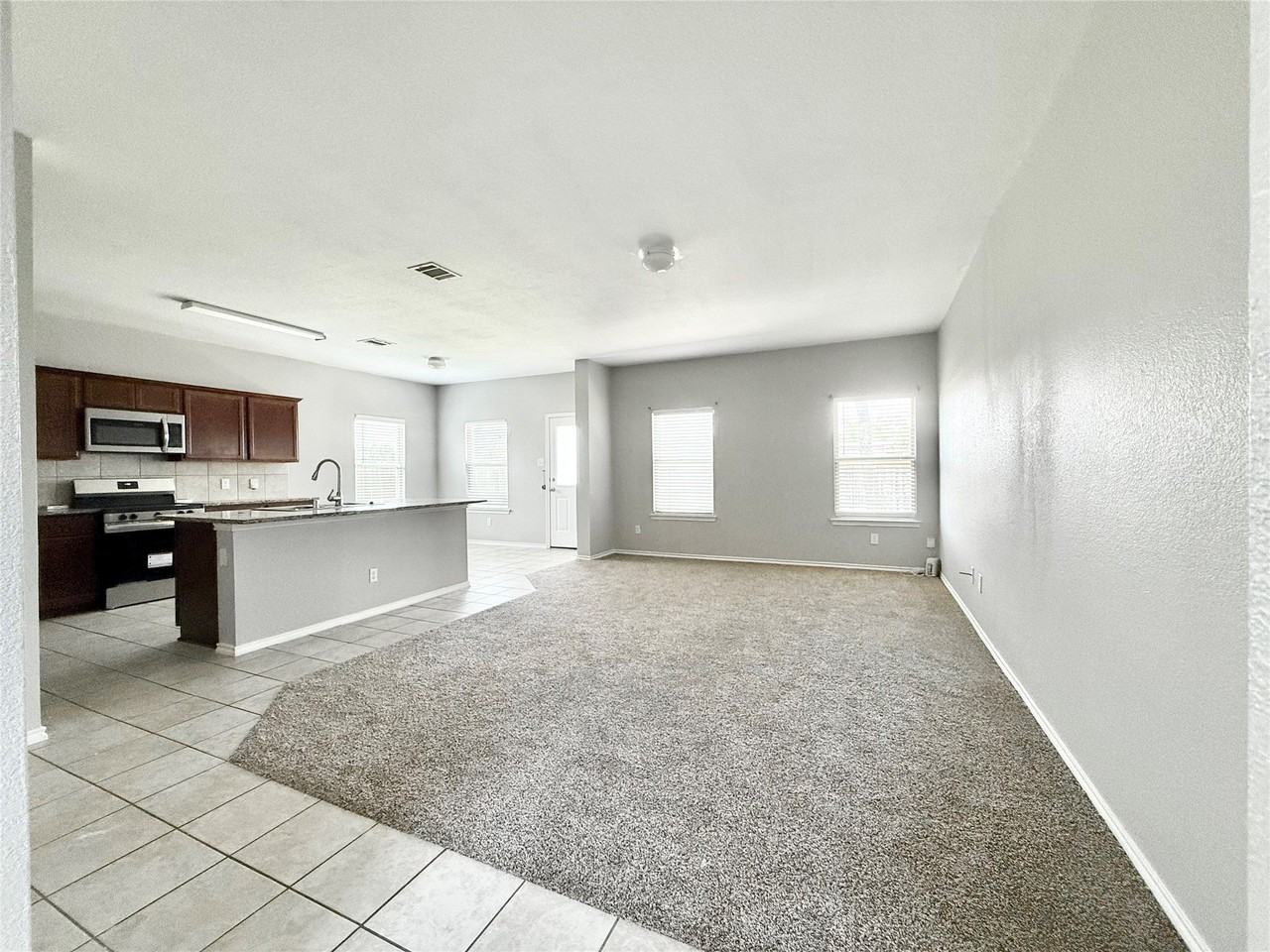 251 Cyrus St - Photo 5 of 36