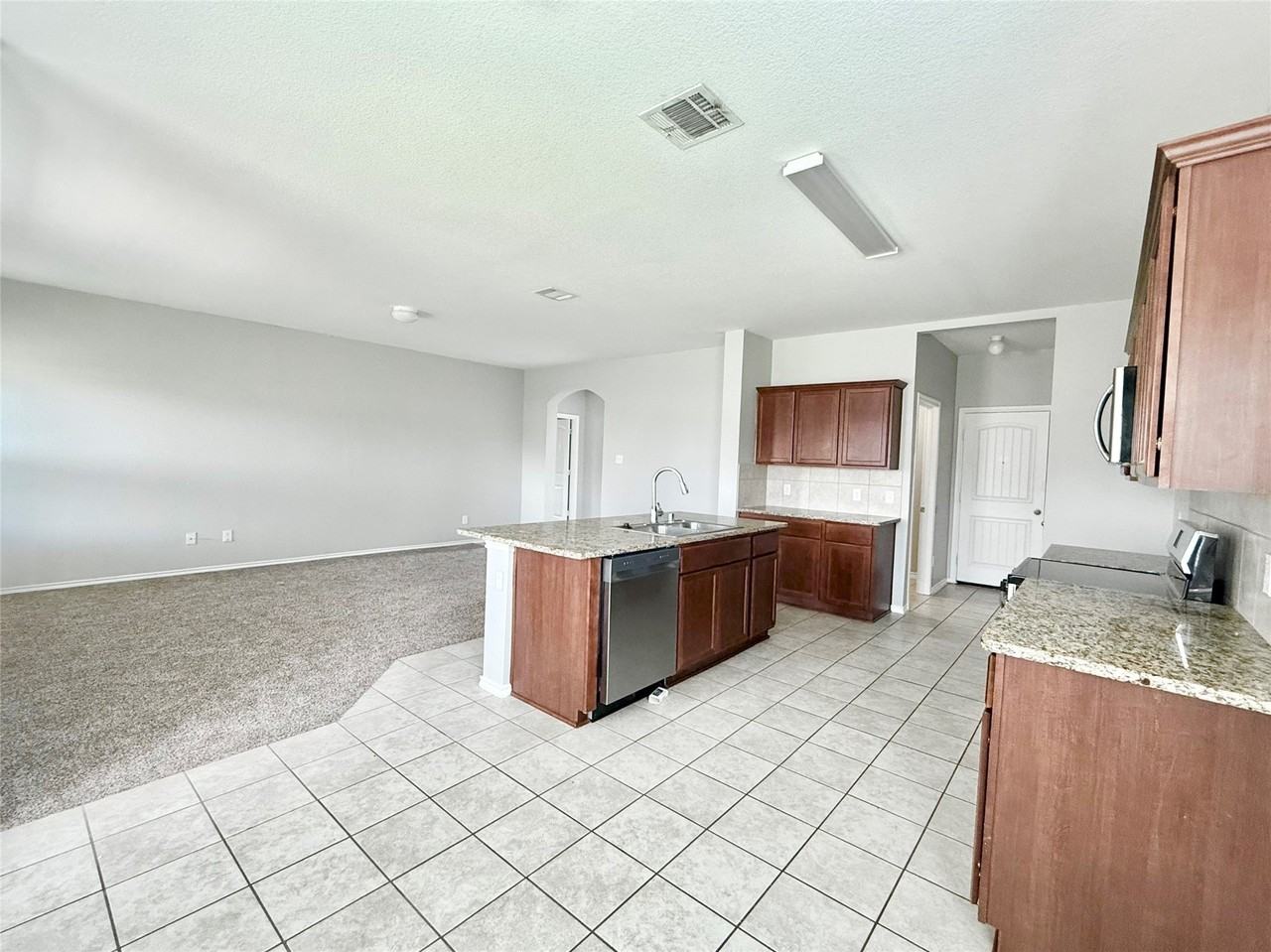 251 Cyrus St - Photo 7 of 36