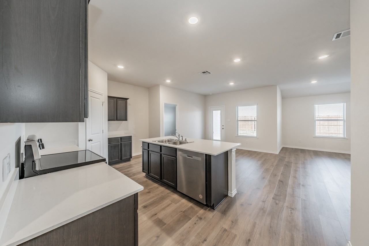 764 Primrose Ln - Photo 4 of 40