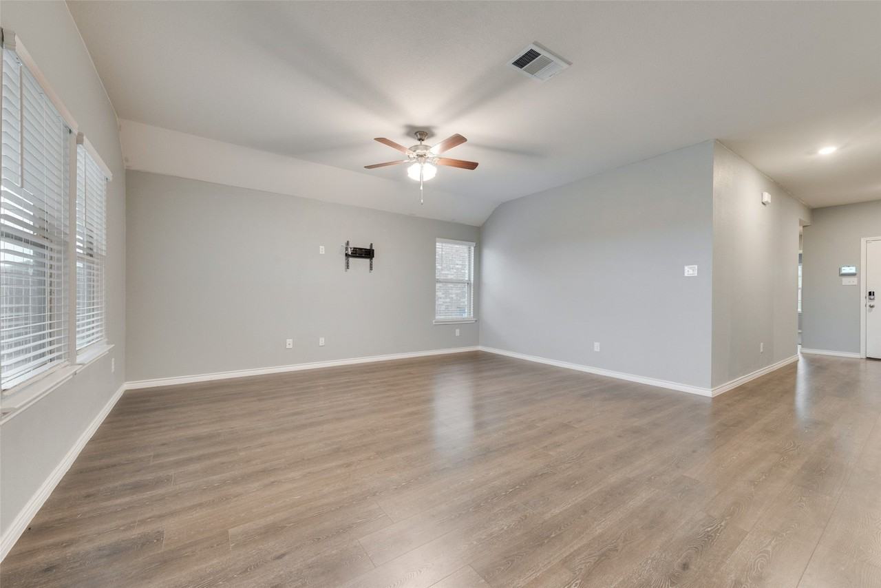 1501 Hidden Bluff Xing - Photo 6 of 28