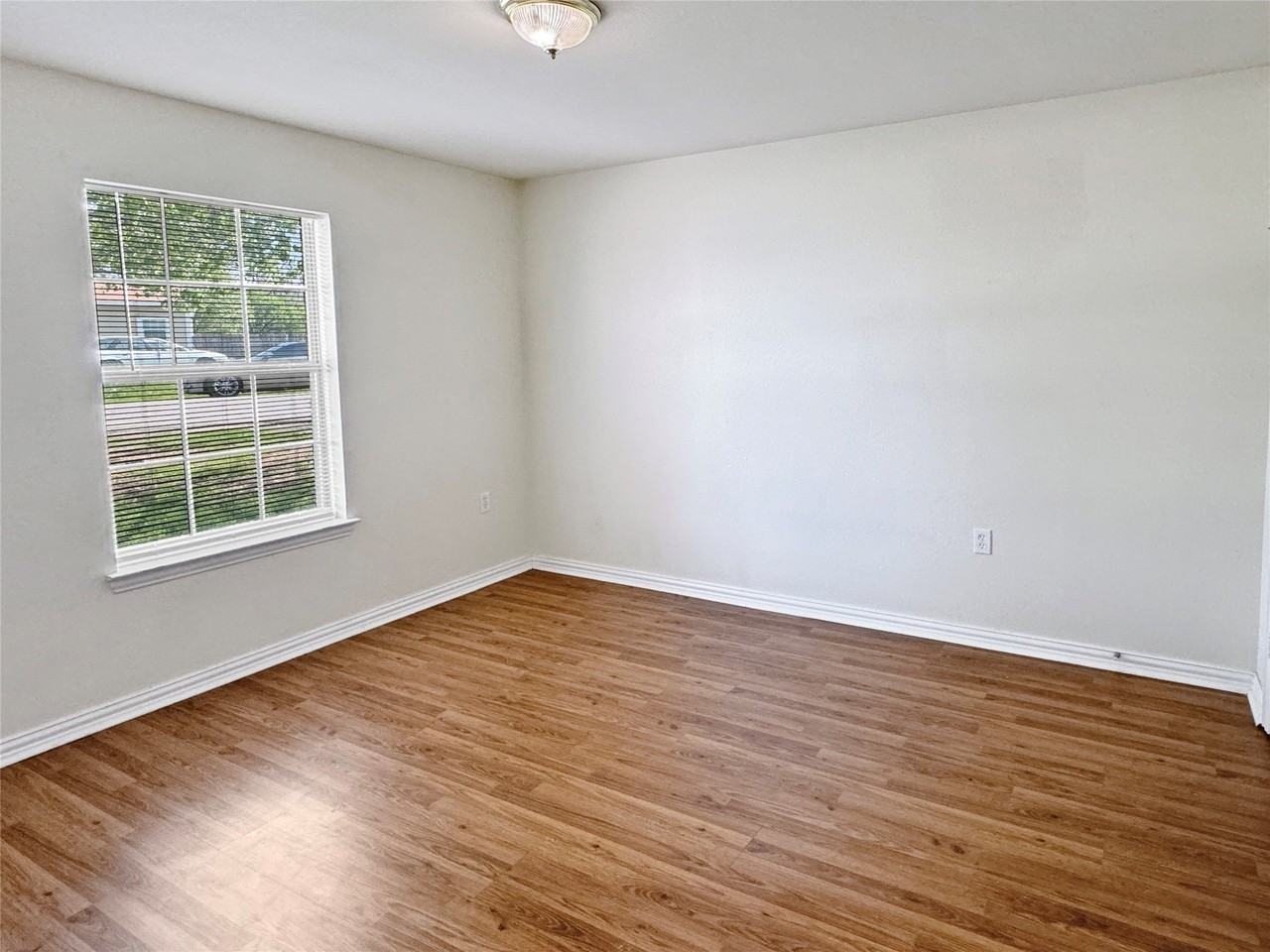 5711 Arlington Park Dr - Photo 2 of 15