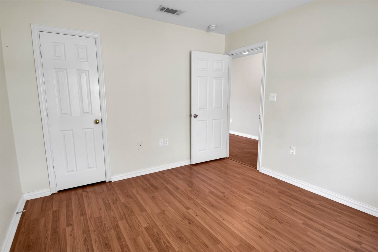 5711 Arlington Park Dr - Photo 3 of 15