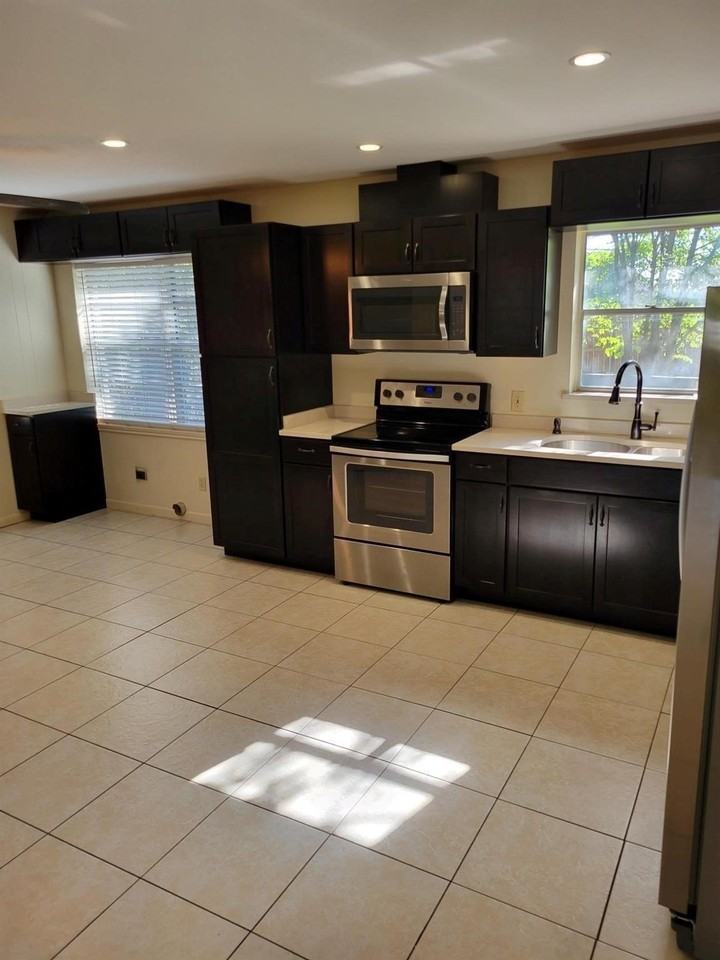 3159 Southlake Park Rd - Photo 4 of 11
