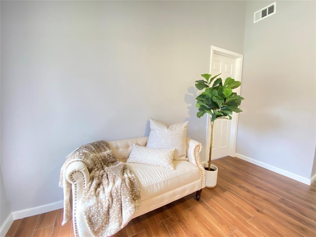 1011 Melford Ave - Photo 3 of 17