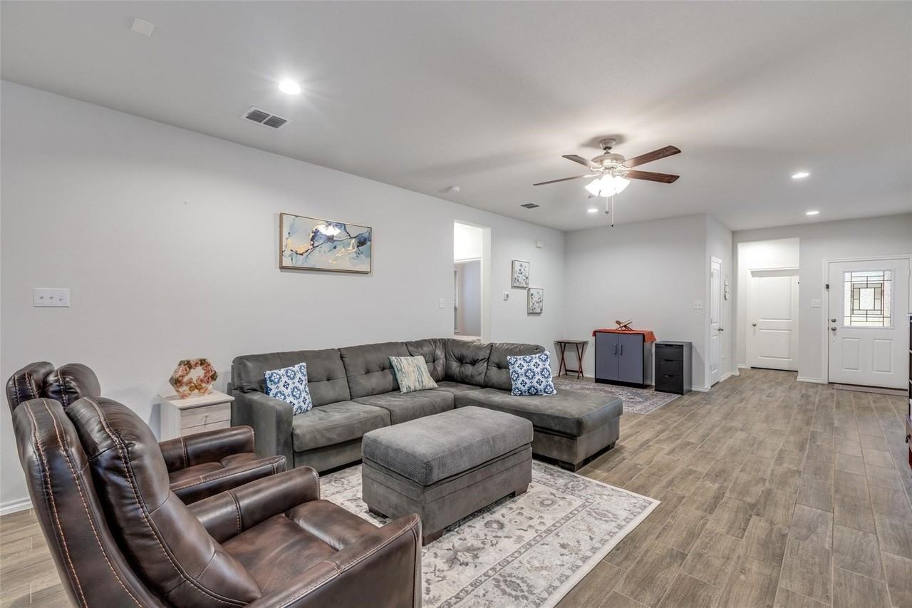 3315 Celestial Ln - Photo 4 of 23