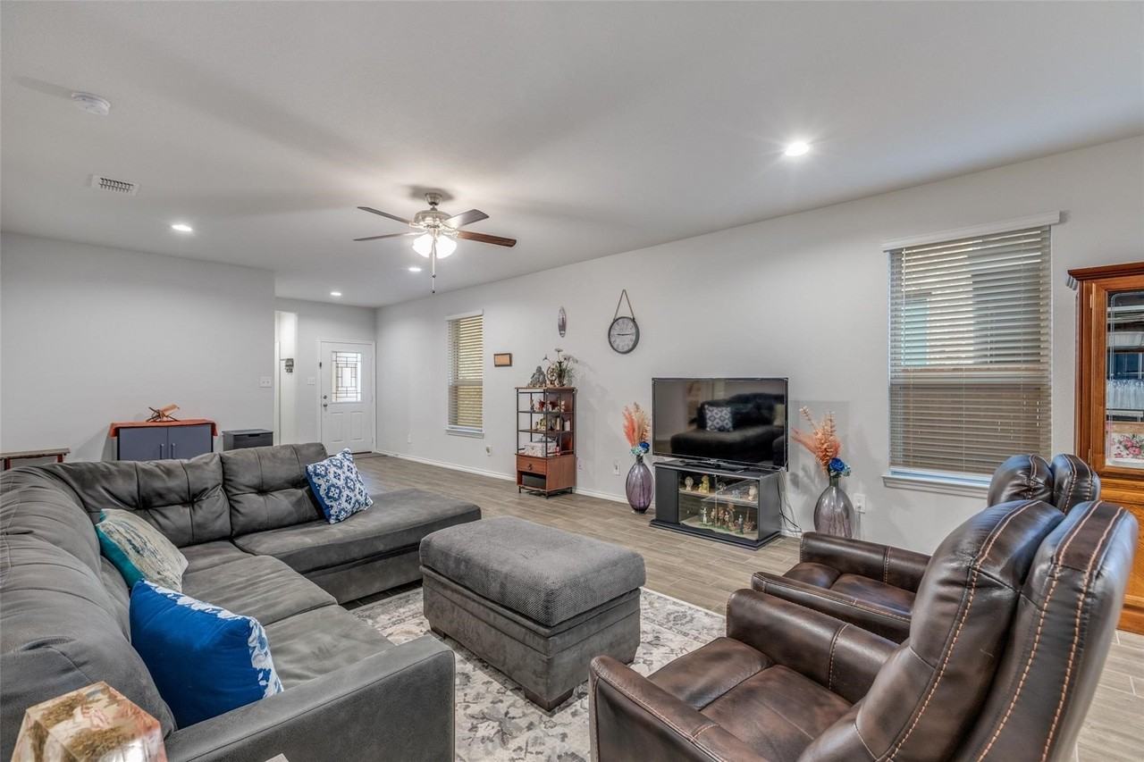 3315 Celestial Ln - Photo 5 of 23