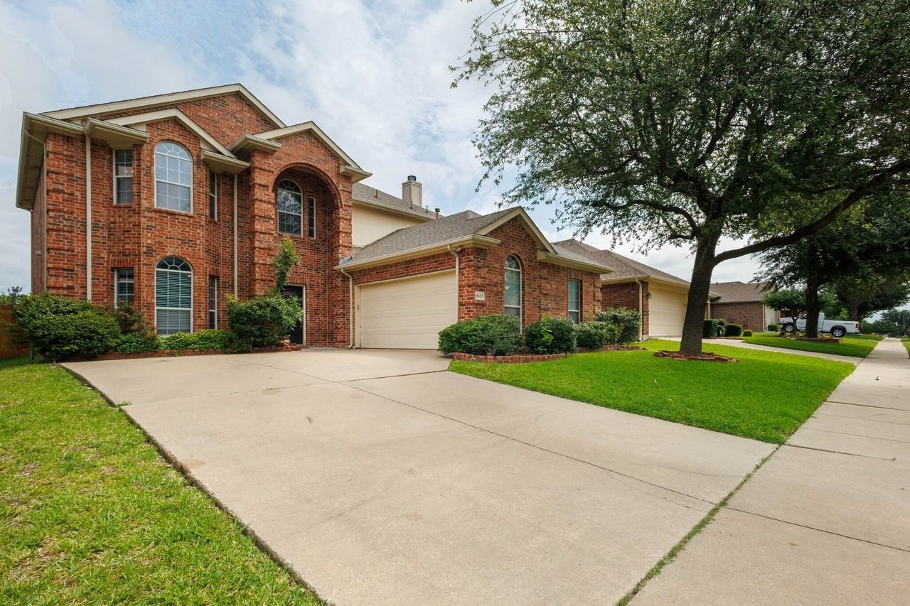 6107 Lakecrest Dr