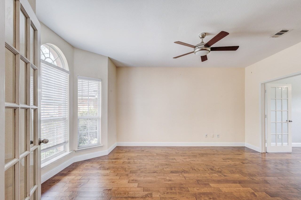 6107 Lakecrest Dr - Photo 3 of 40