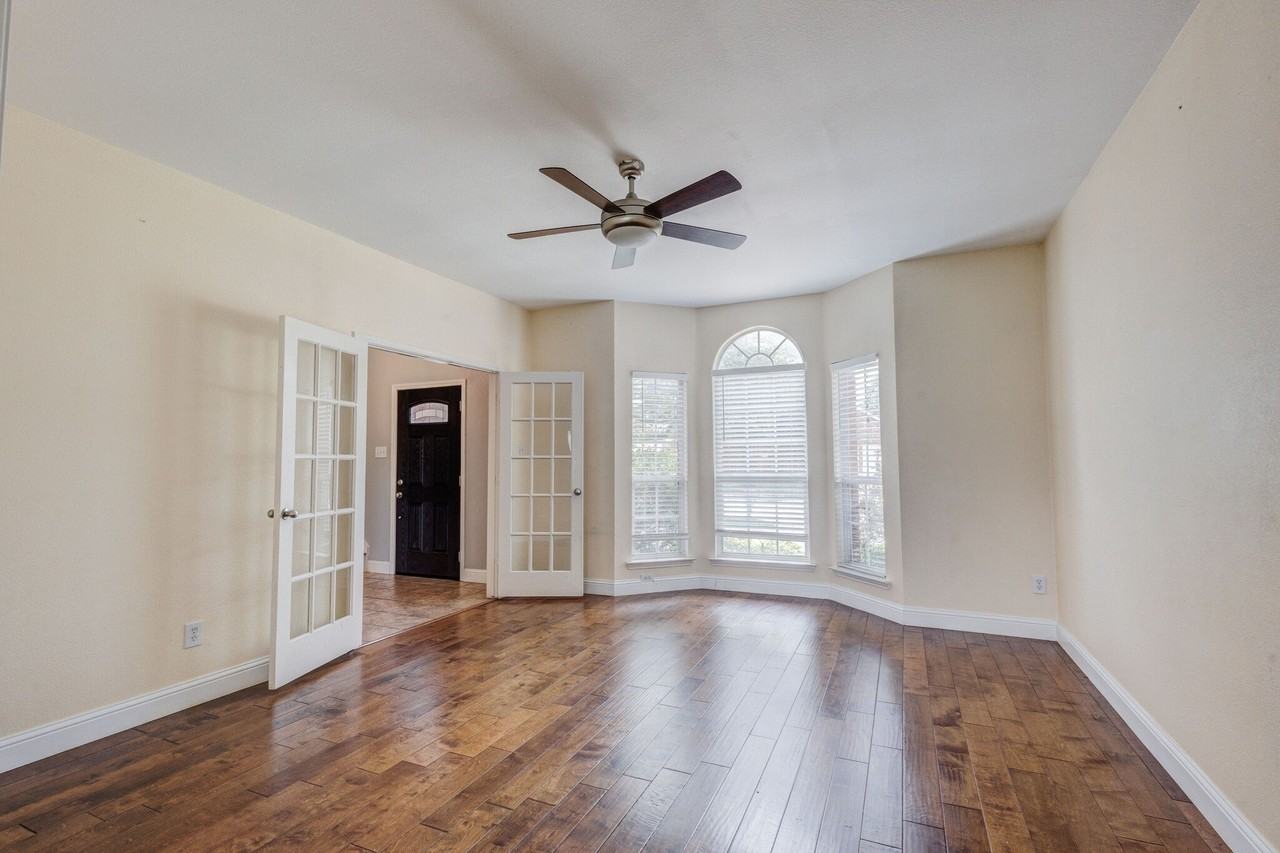 6107 Lakecrest Dr - Photo 5 of 40