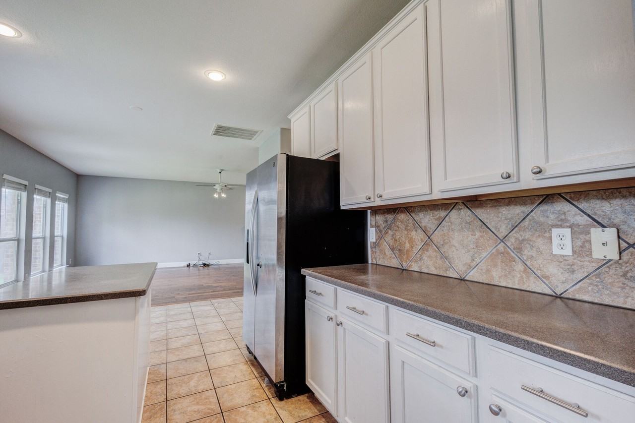 6107 Lakecrest Dr - Photo 7 of 40