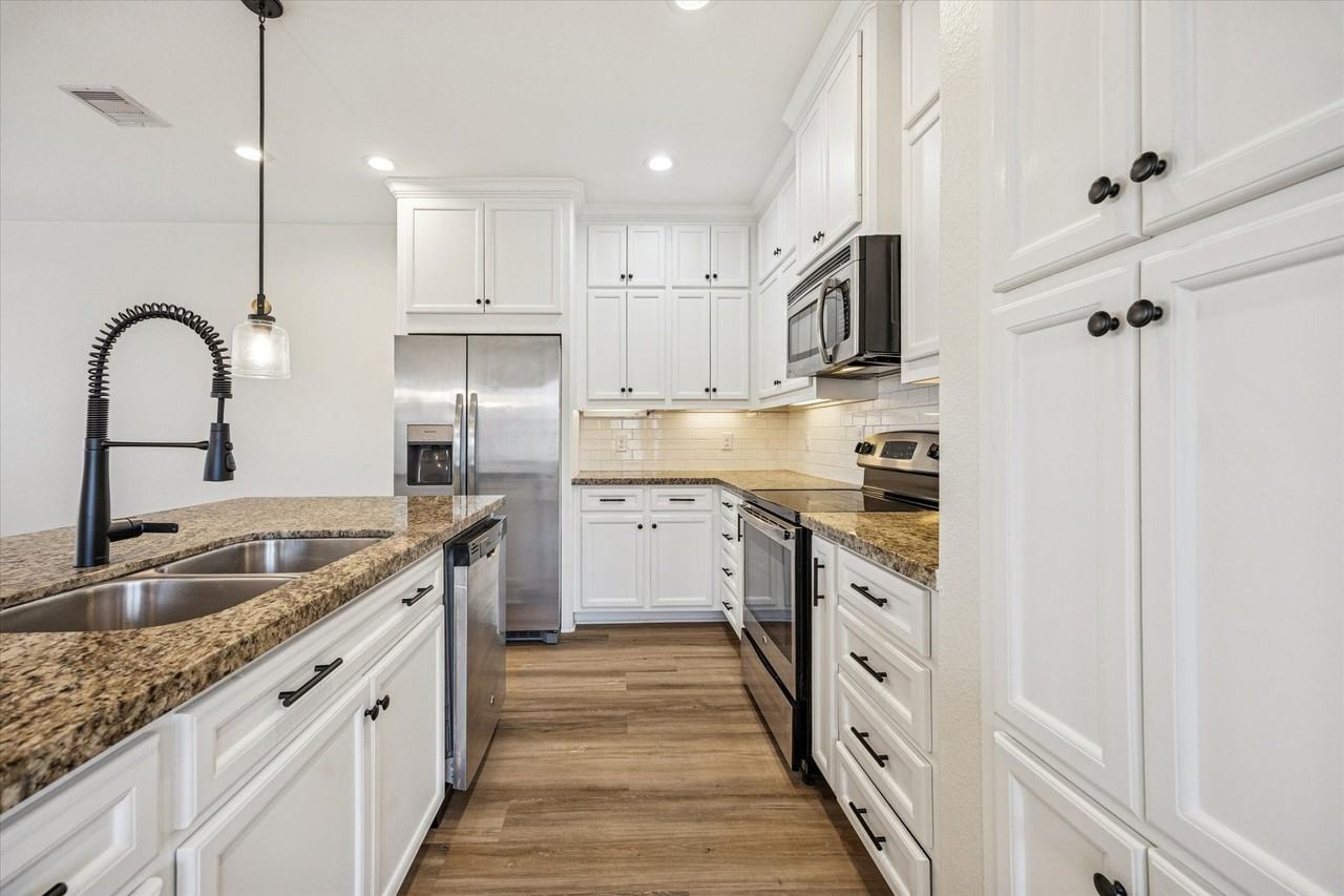 5402 Jonathan Ln - Photo 3 of 33