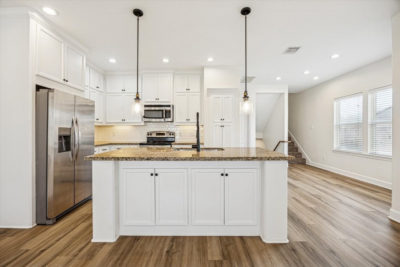 5402 Jonathan Ln - Photo 4 of 33