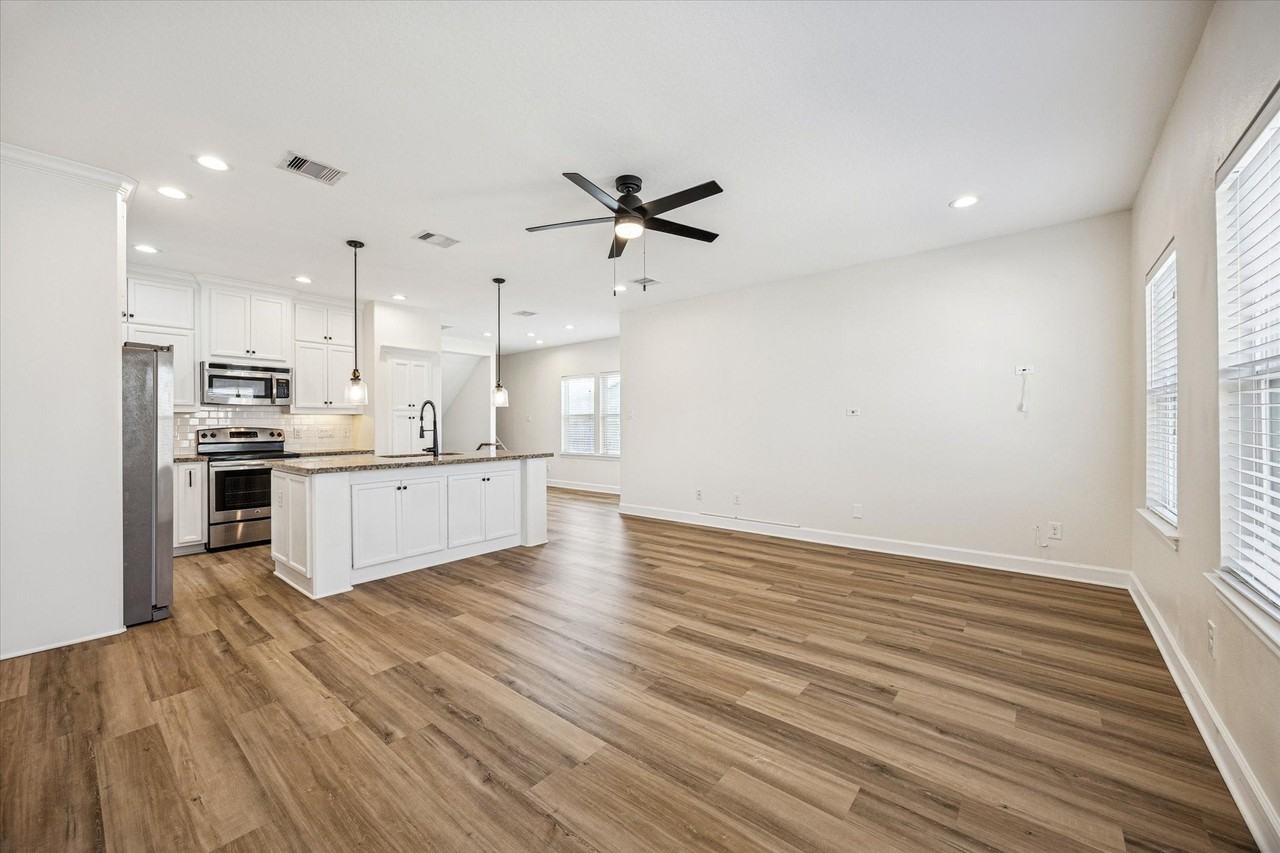 5402 Jonathan Ln - Photo 6 of 33