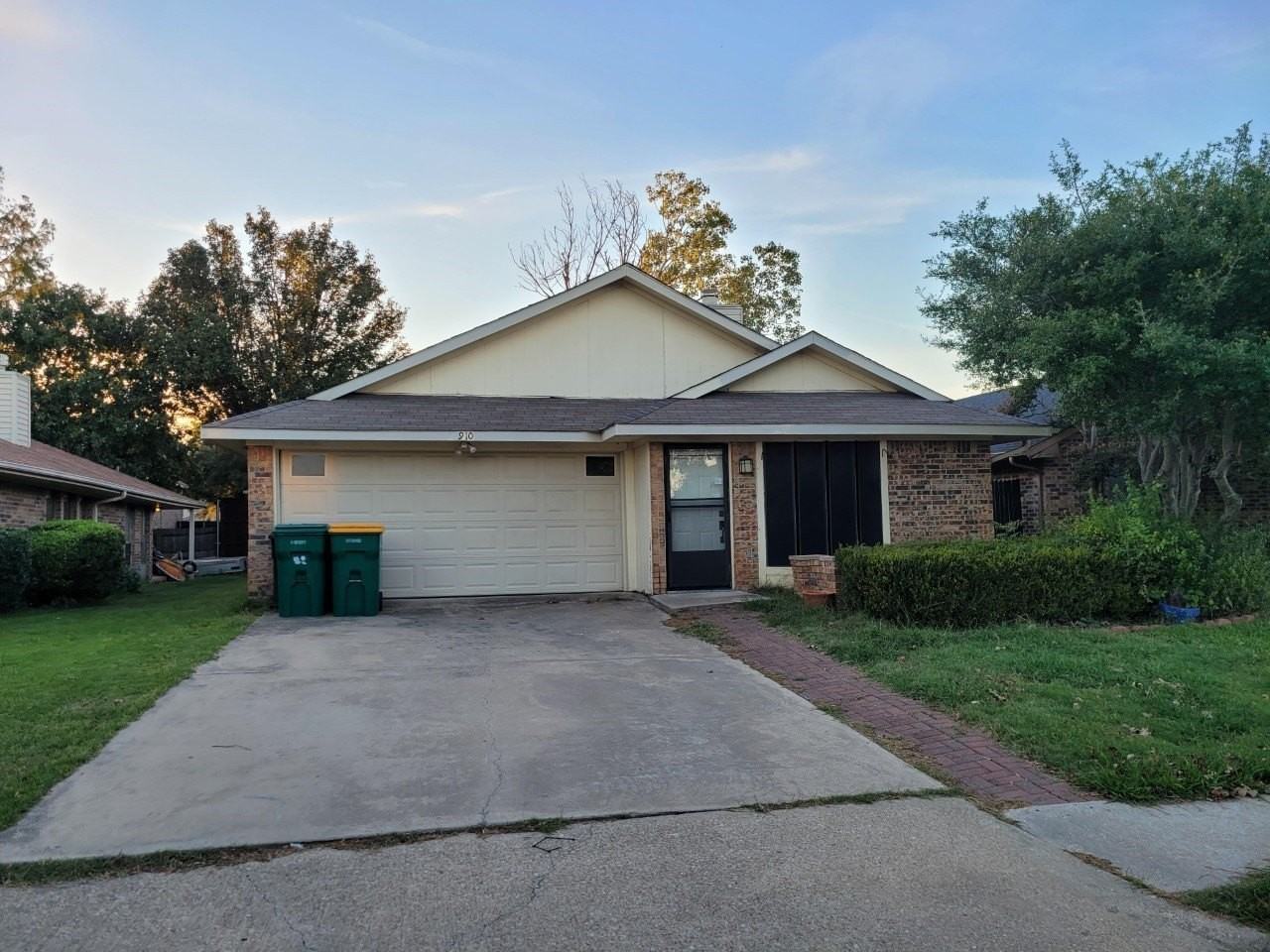 910 Boxwood Dr - Photo 2 of 5