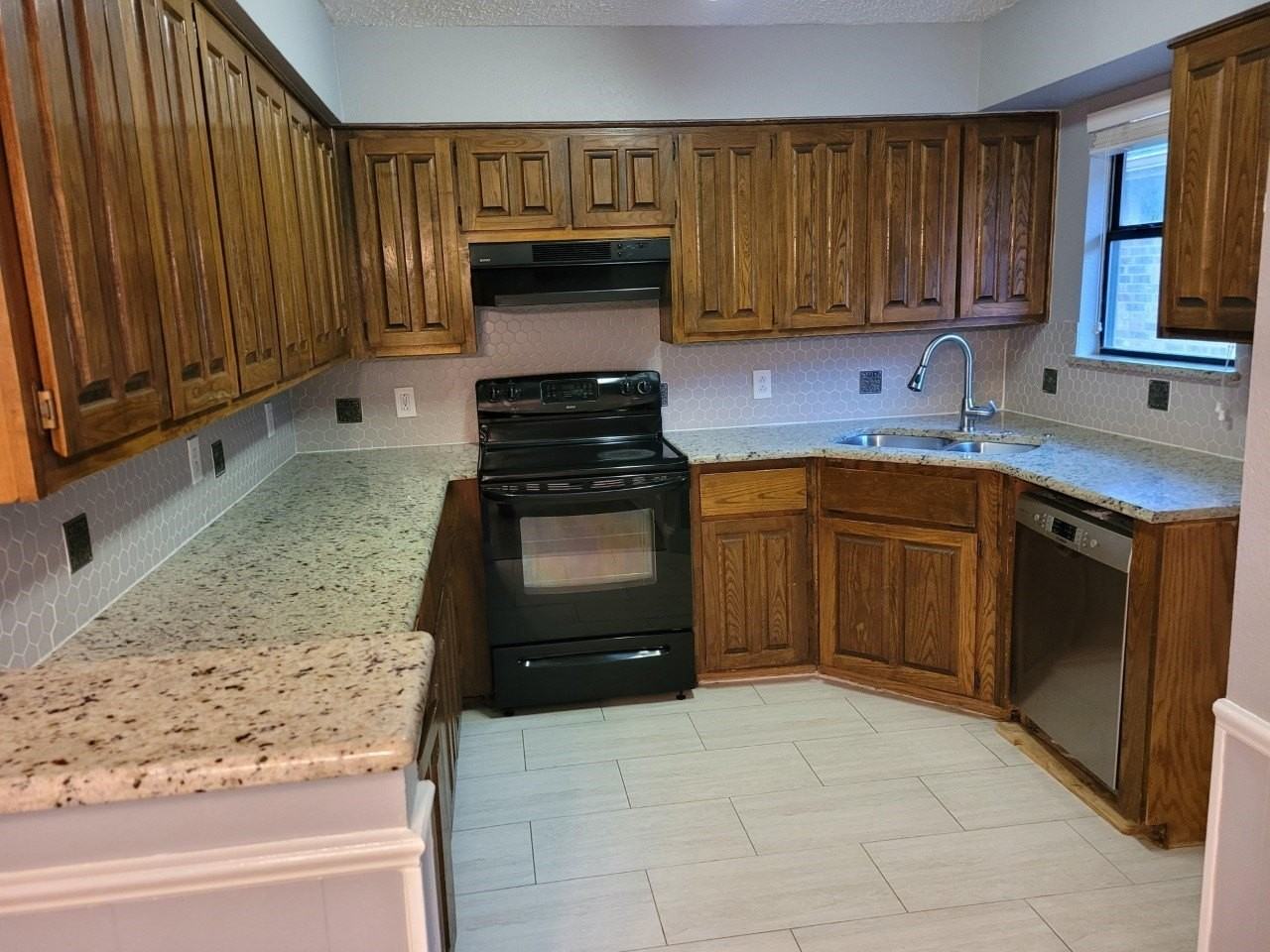 910 Boxwood Dr - Photo 3 of 5