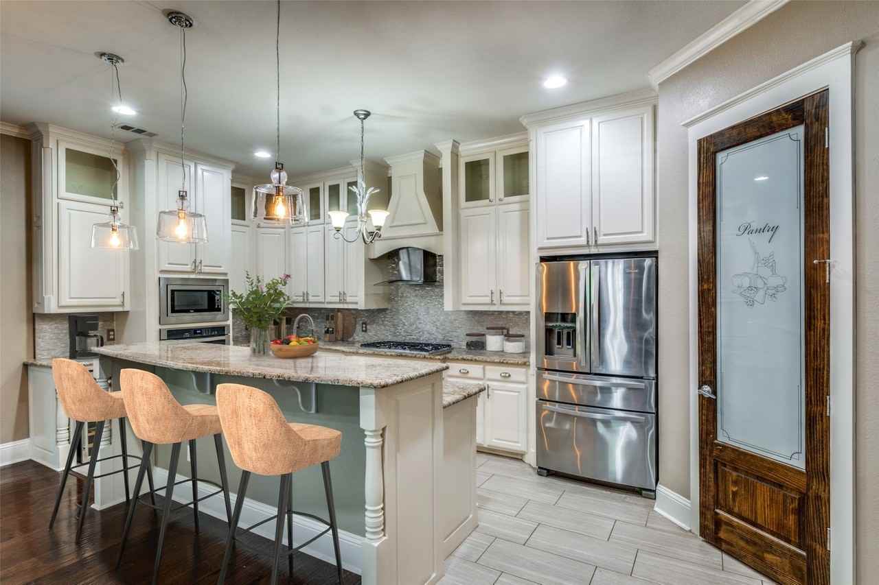 621 W 8th St - Photo 4 of 10