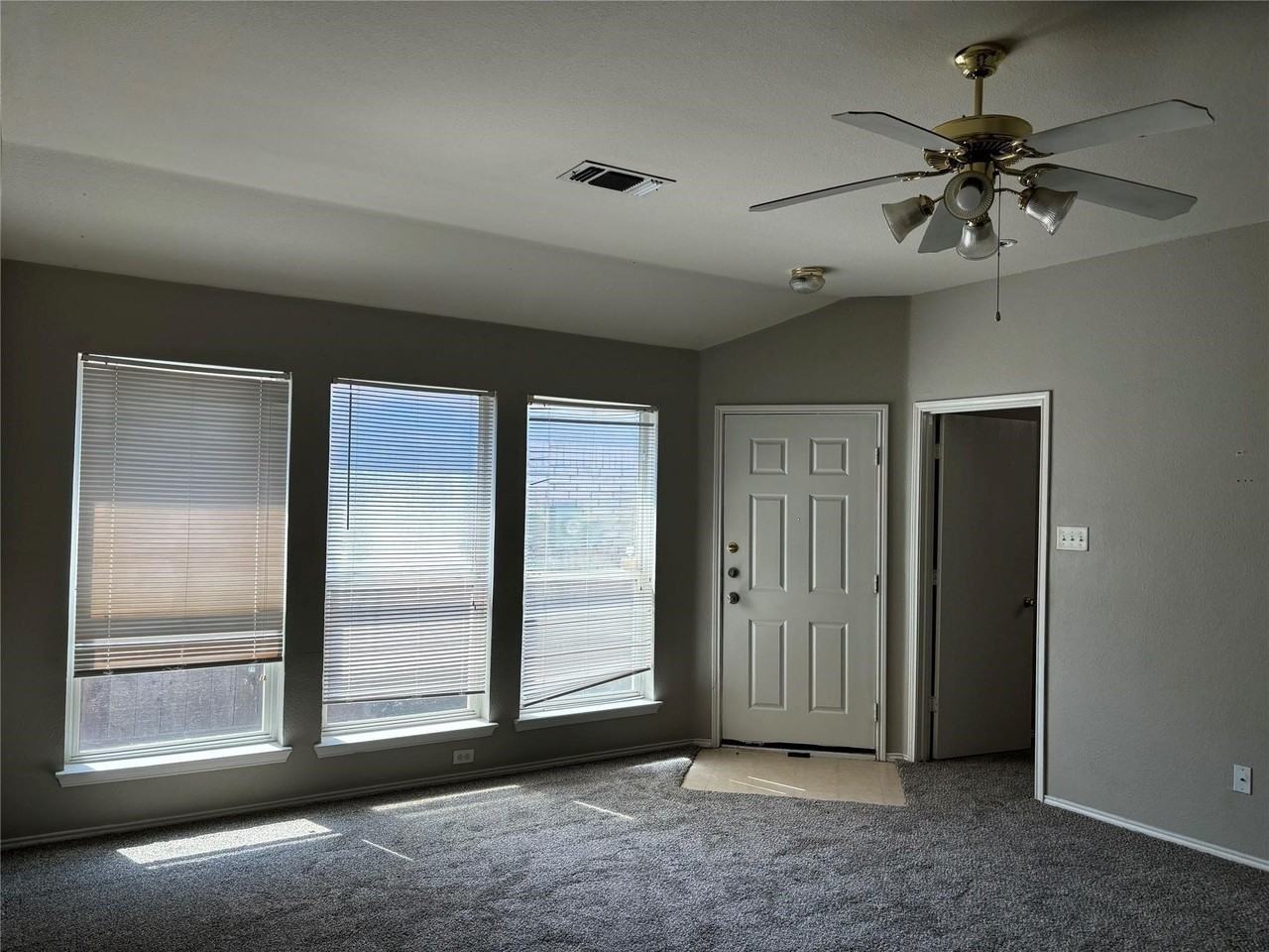 10456 Fossil Hill Dr - Photo 3 of 9