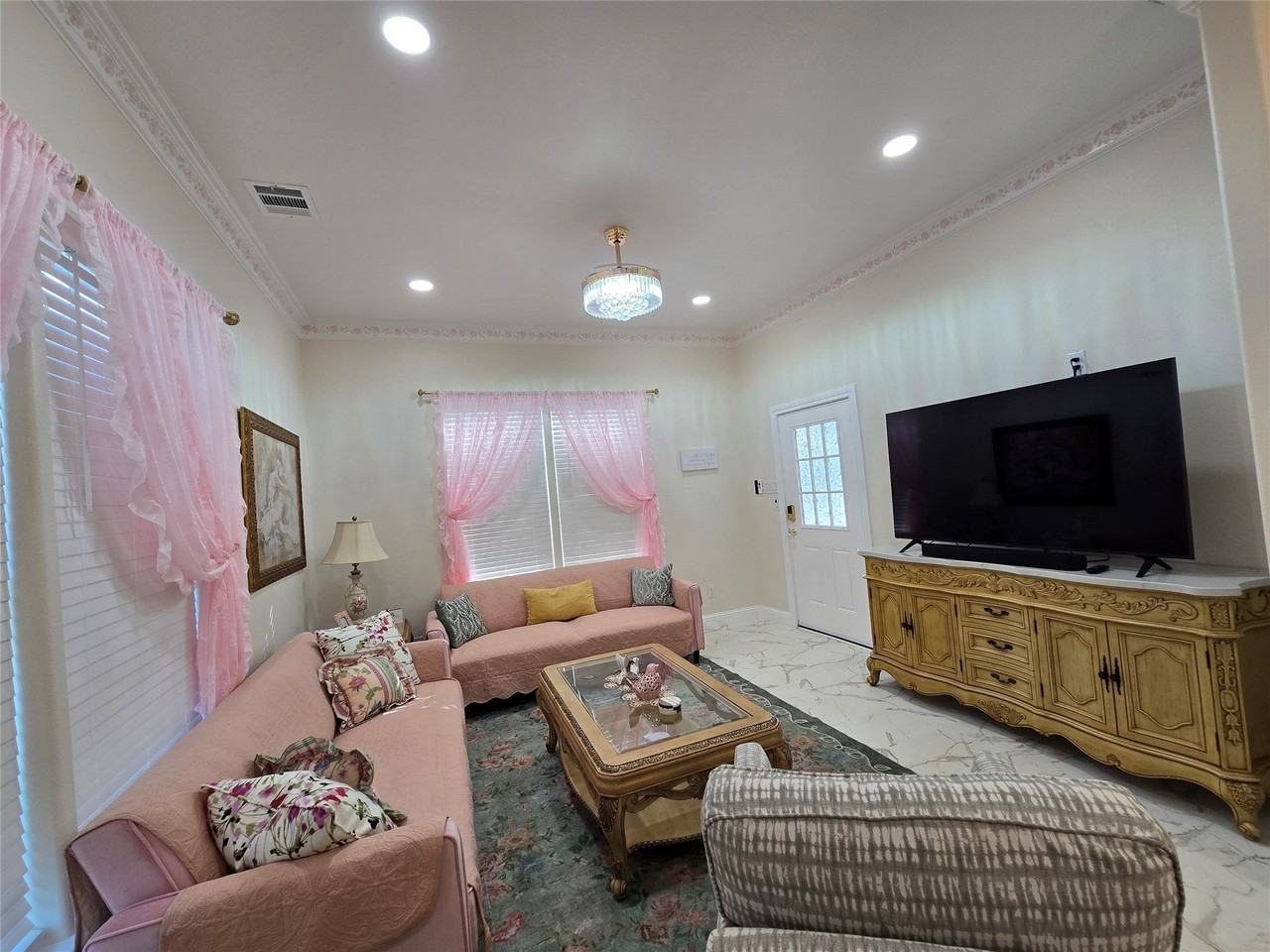 401 E Chestnut St - Photo 2 of 21