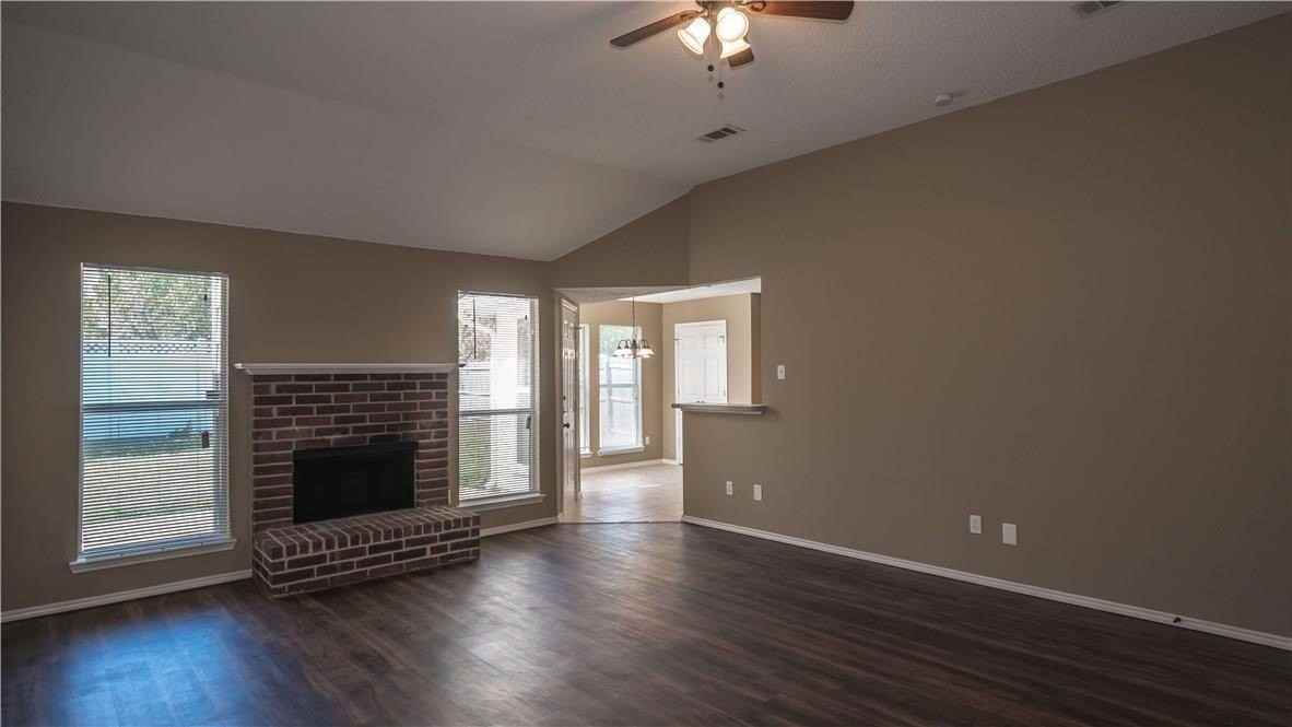 1512 Manitoba Ln - Photo 3 of 18