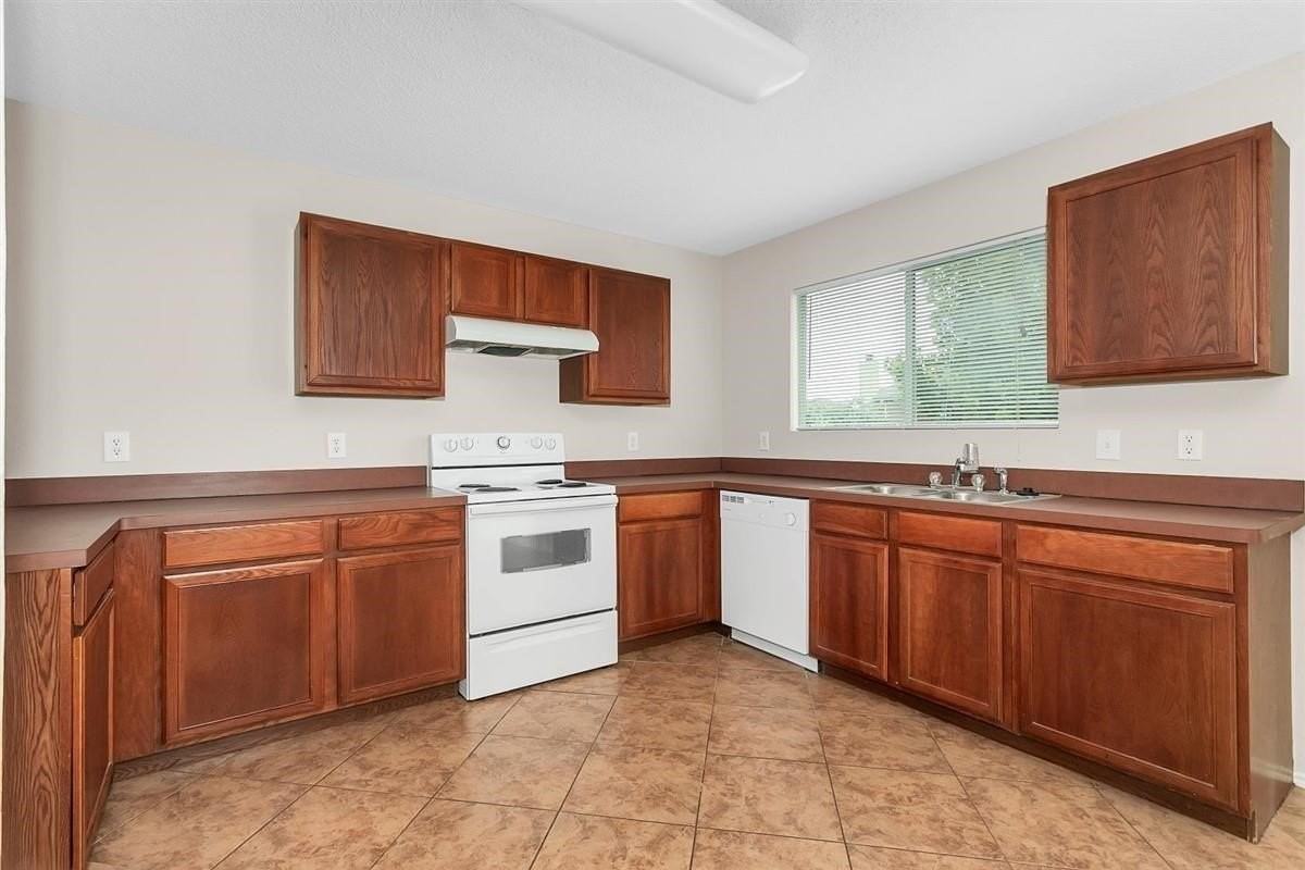 2152 Laughlin Rd - Photo 7 of 23