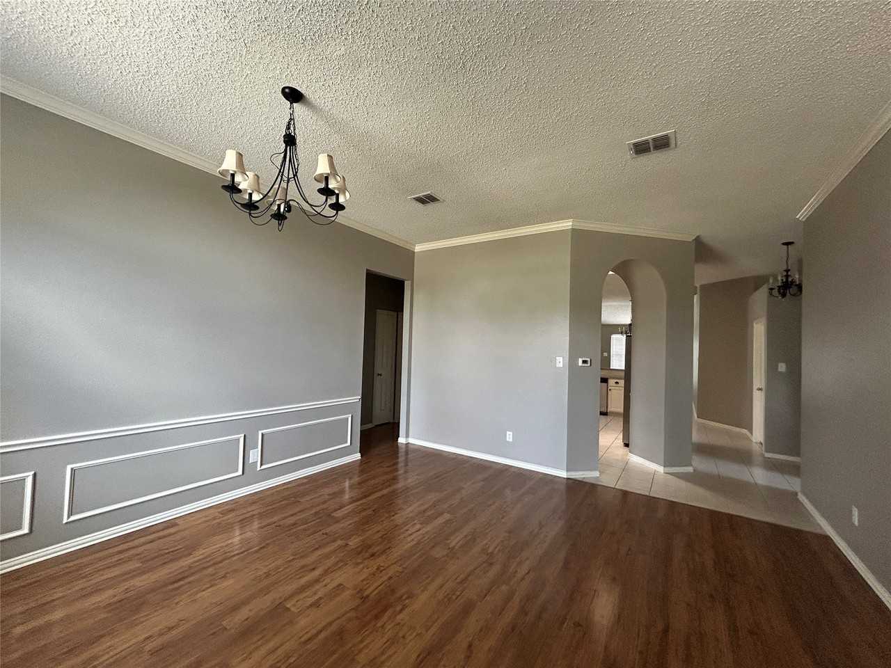 10105 Mallory Dr - Photo 2 of 9