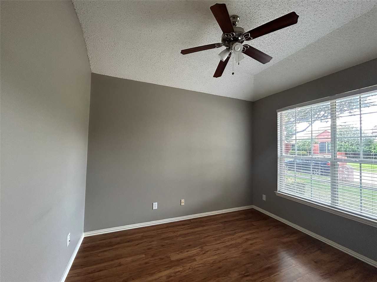 10105 Mallory Dr - Photo 3 of 9