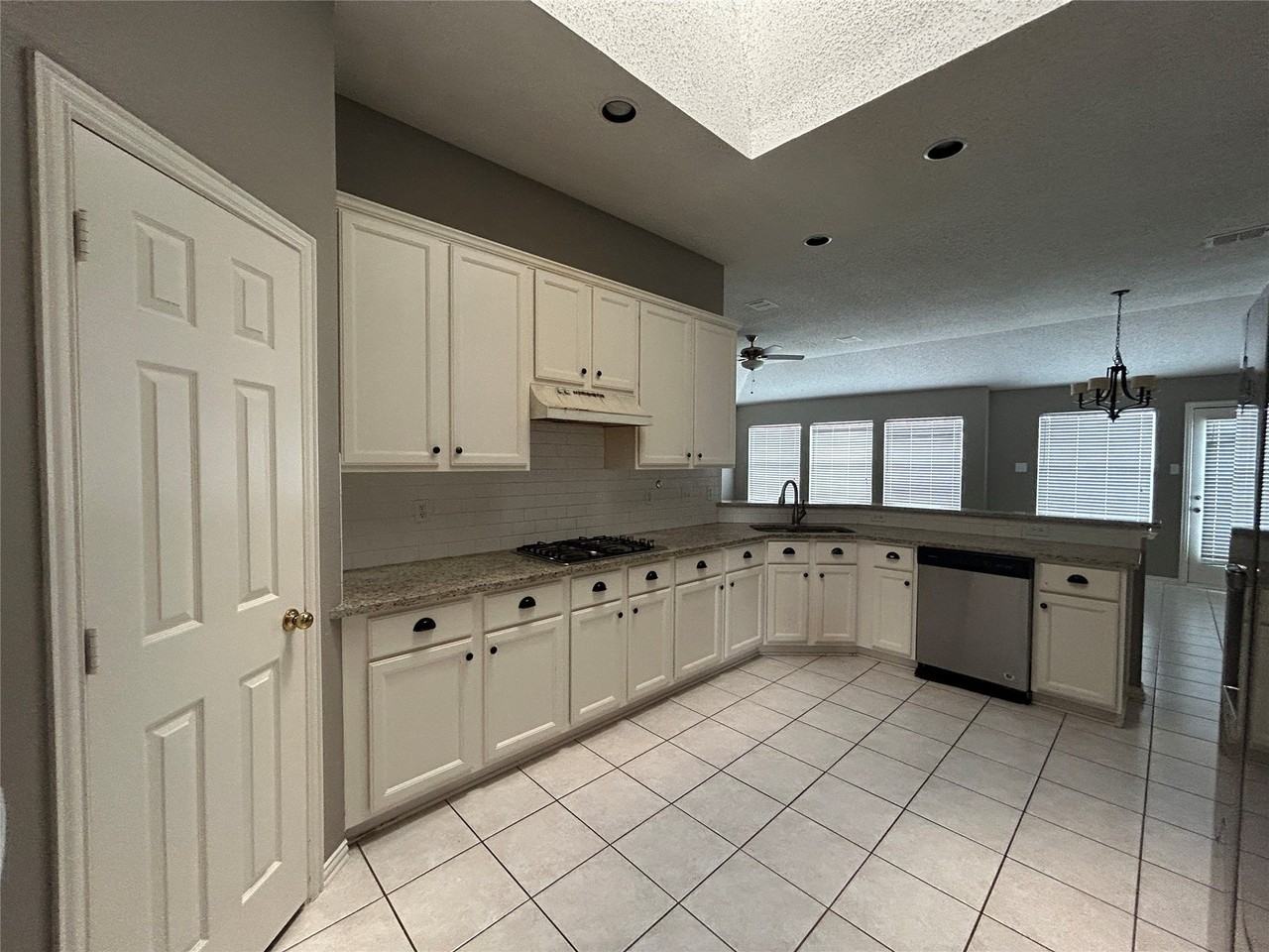10105 Mallory Dr - Photo 4 of 9