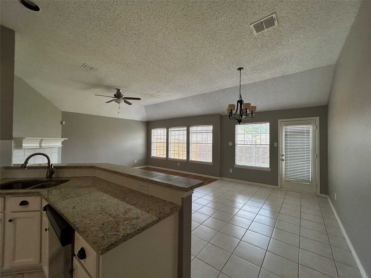 10105 Mallory Dr - Photo 5 of 9