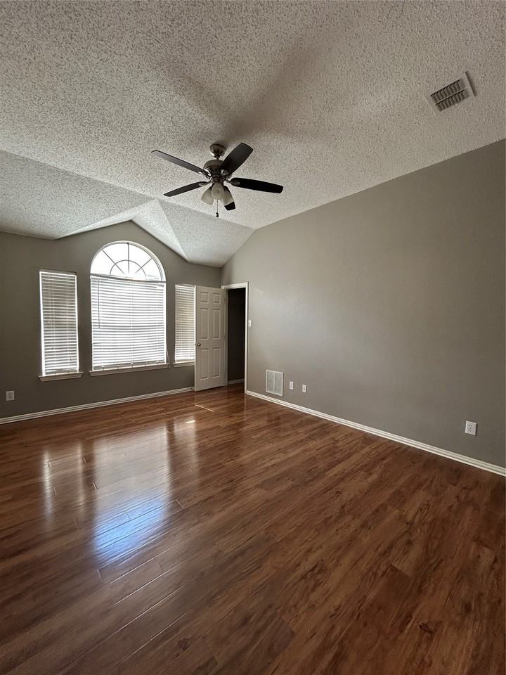 10105 Mallory Dr - Photo 6 of 9