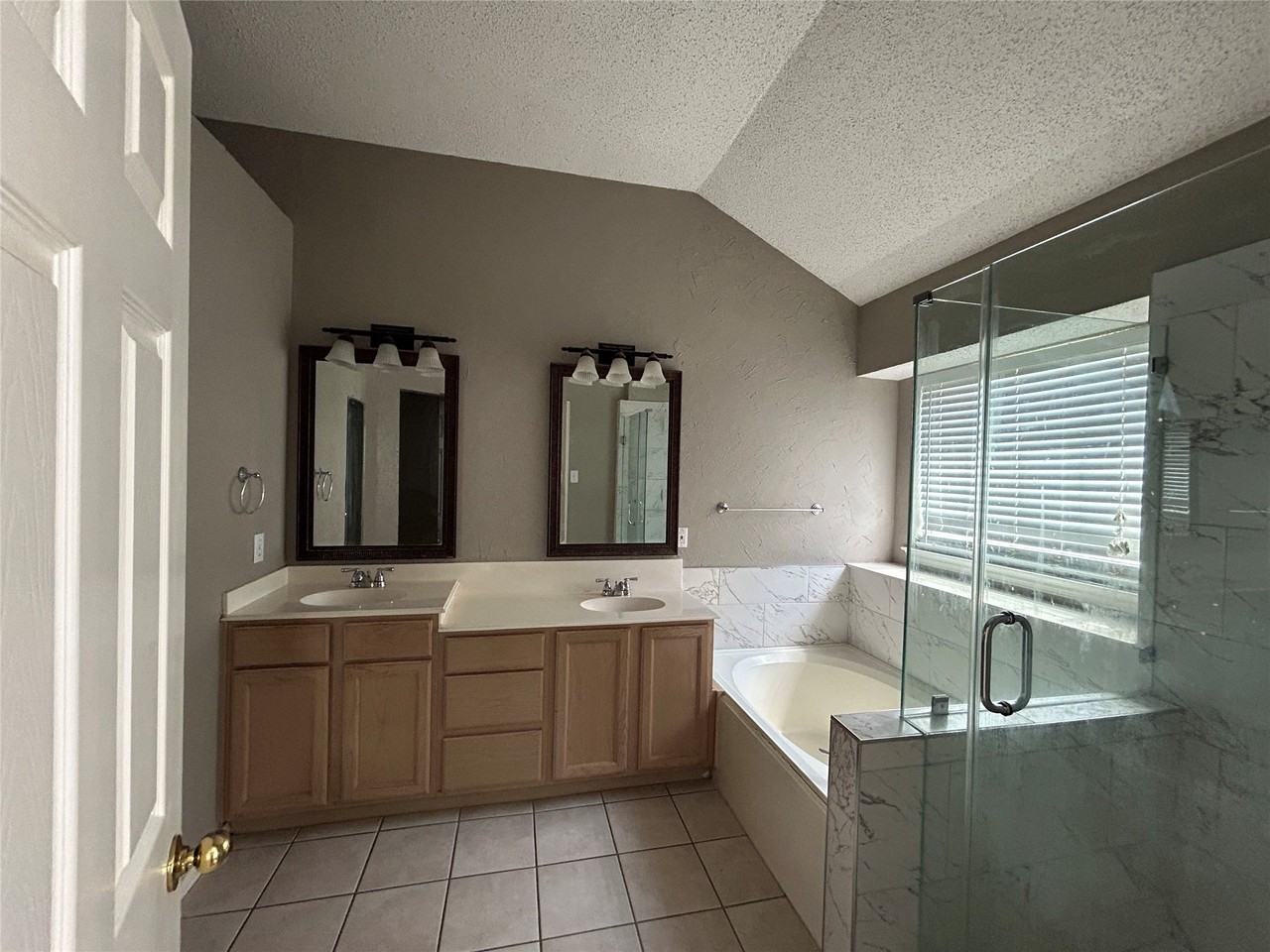 10105 Mallory Dr - Photo 7 of 9
