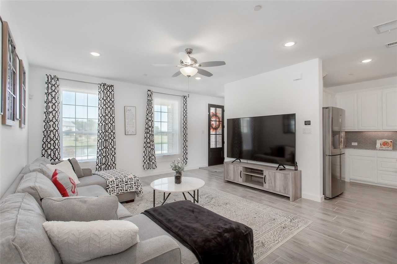 4881 Ellie Ln - Photo 5 of 31