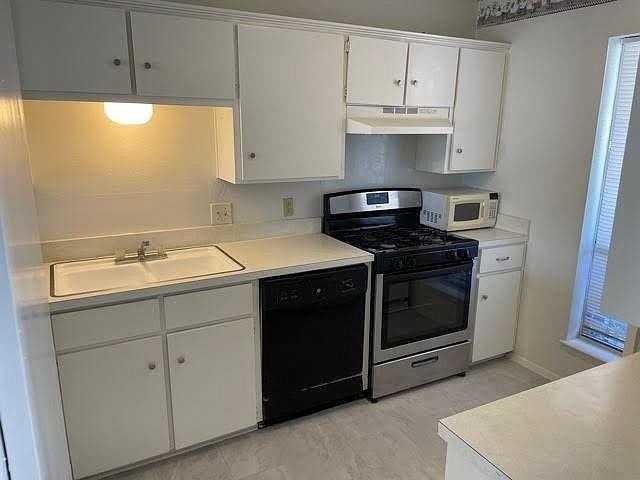 915 N Elm St #3 - Photo 5 of 18