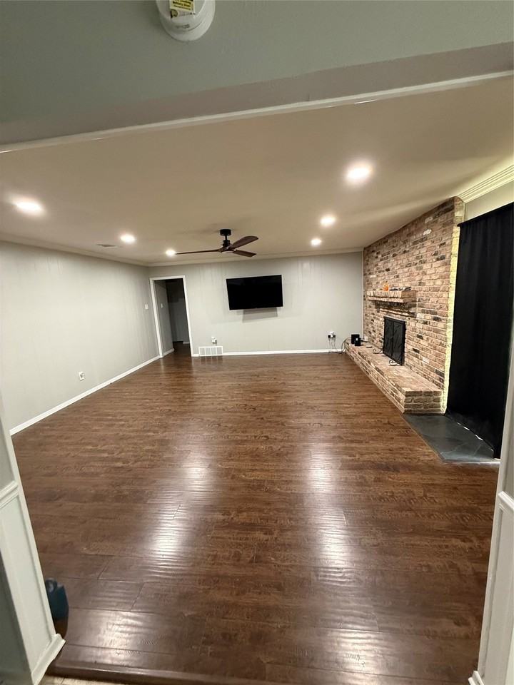 2117 Wellington Dr - Photo 3 of 16